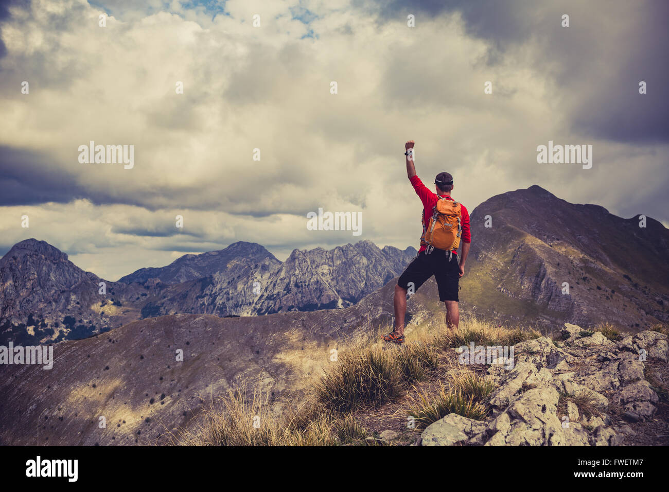 Wandern Mann, Bergsteiger oder Trailläufer in Bergen, inspirierende Landschaftsblick. Erfolg und Business-Konzept. Motivierte Wanderer Witz Stockfoto