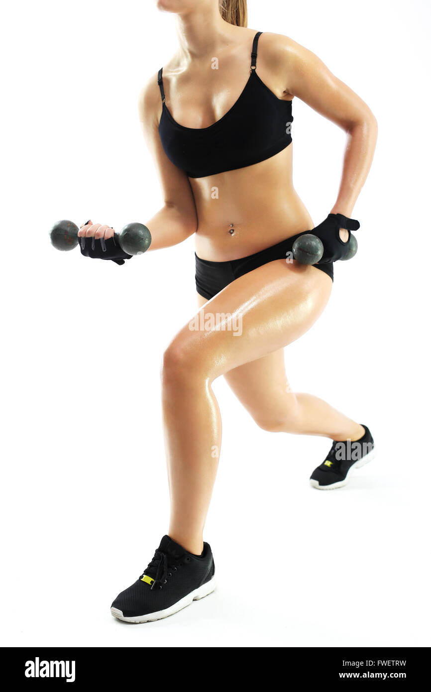 Kleidungsstück Frau Fitness üben. Der Körper einer Frau, körperliche Aktivität. Frau in Sportkleidung wirft die Gewichte. Stockfoto