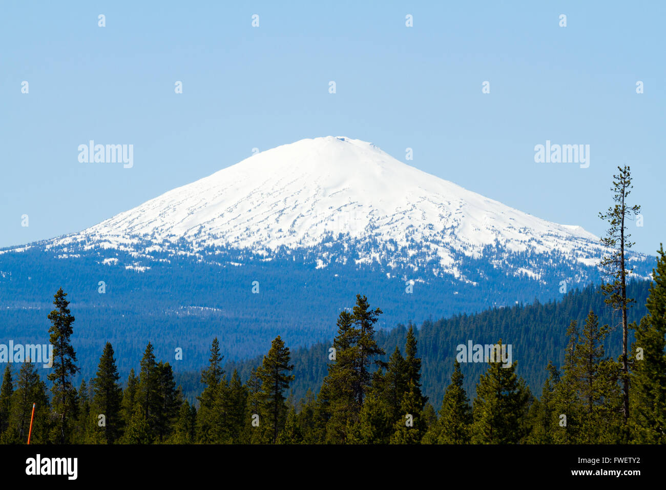Mount Bachelor in Oregon wird aus der Ferne zu dieser malerischen Naturlandschaft des schneebedeckten Berges fotografiert. Stockfoto