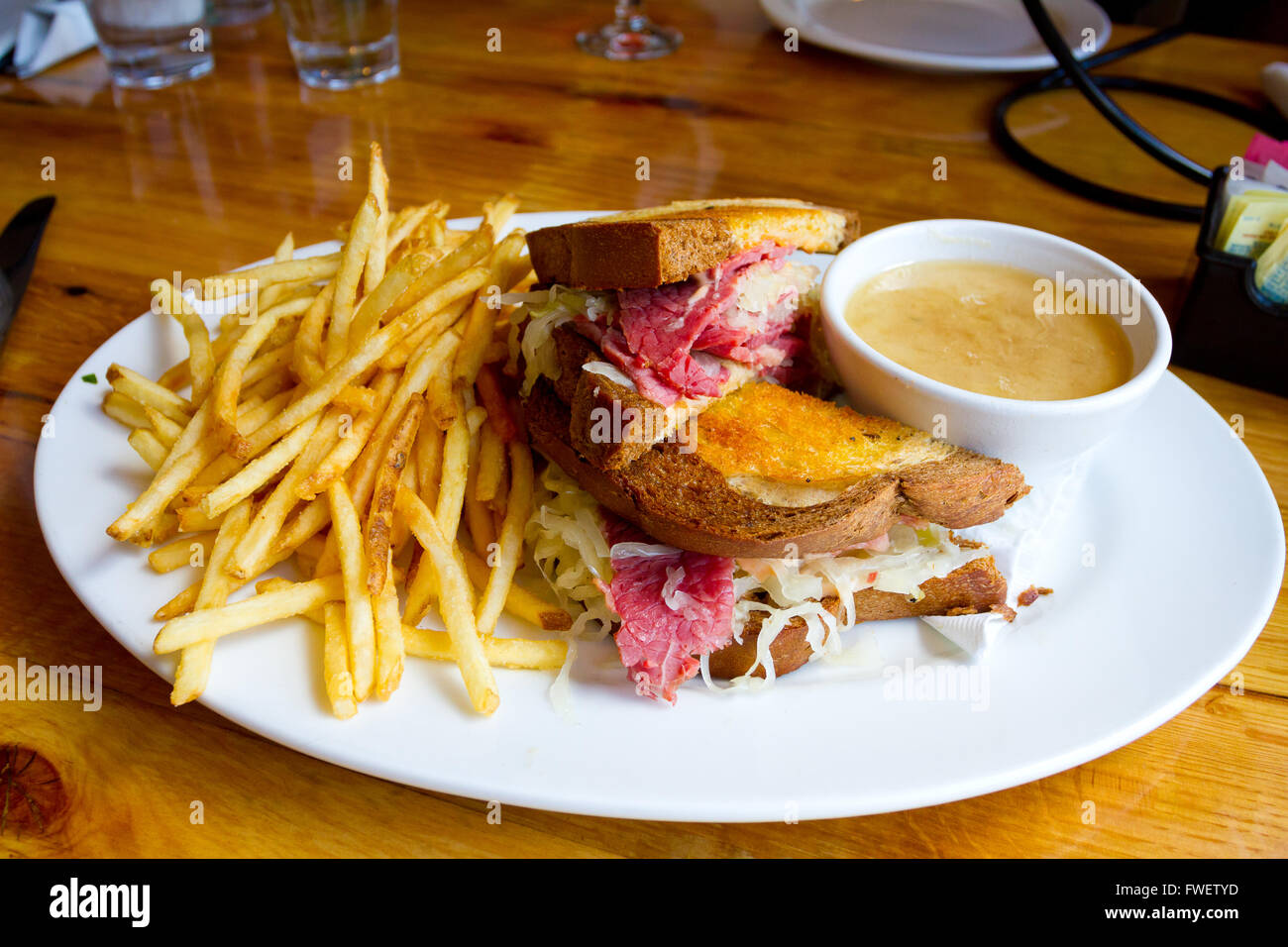 Laufen einzigartigen Reuben Sandwich ist mit corned Beef und Sauerkraut gemacht. Stockfoto