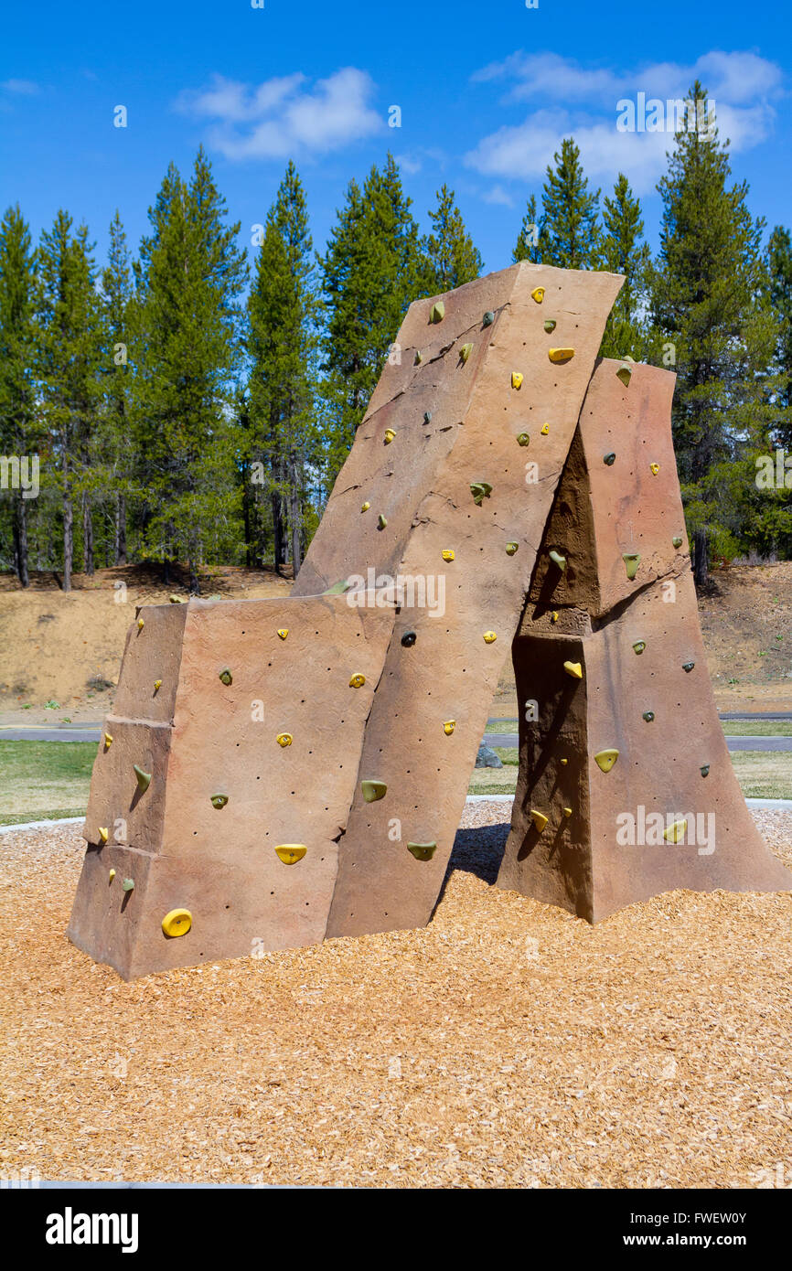 Ein Outdoor-Klettern-Struktur auf einem Spielplatz in einem Park für Kinder, zu üben und zu spielen. Stockfoto