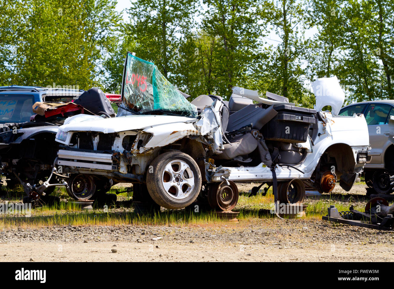 Detail eines Fahrzeugs bei Auto Schrottplatz nach einem schweren Unfall Zusammenstoß. Stockfoto