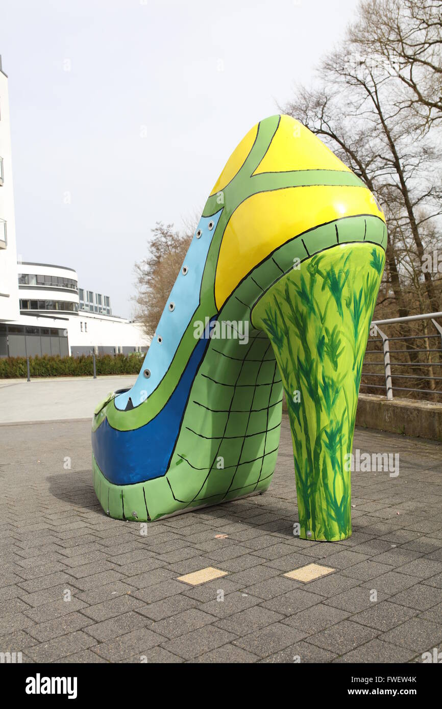 Sportshuh Monstiletto, übergroße high-Heel, EU Größe 302, rechten Schuh, Stadt Kunst außerhalb führen zu der neuen Mode-outlet Stockfoto