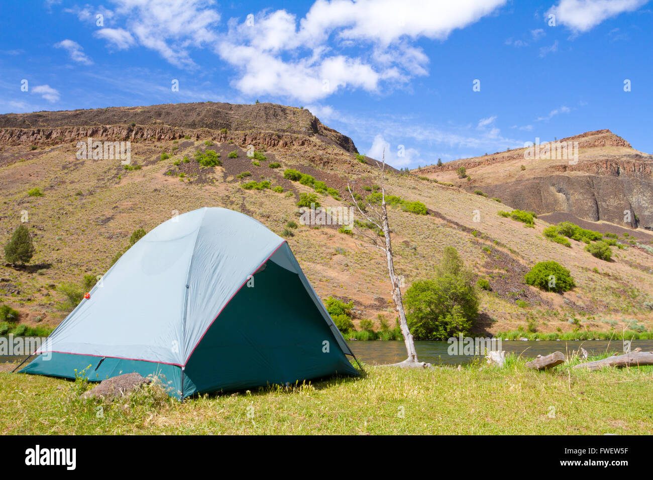 Ein rustikales Zelt Campingplatz am Deschutes River in Oregon zeigt eine  Zelt Setup neben einem Boot und den Fluss. Dies ist ein Float-ca  Stockfotografie - Alamy