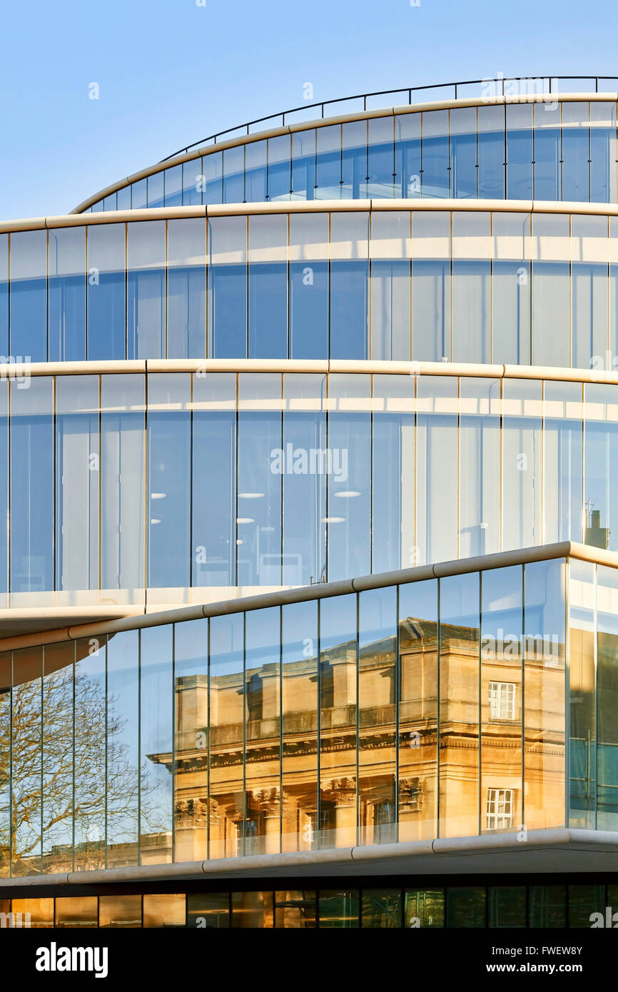 Gestapelte Glas Bände mit Reflexion. Blavatnik School of Government an der University of Oxford, Oxford, Vereinigtes Königreich. A Stockfoto
