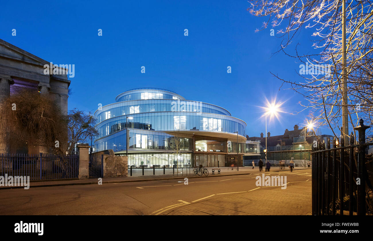Nacht-Höhe über Straße mit beleuchteten Innenraum. Blavatnik School of Government an der University of Oxford, Oxford, United Stockfoto