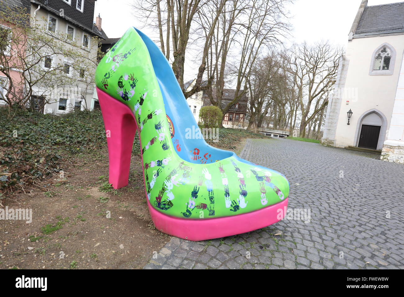 Hände Monstiletto, übergroße high-Heel, EU Größe 302, rechten Schuh, Stadt Kunst außerhalb führen zu der neuen Mode-outlet Stockfoto