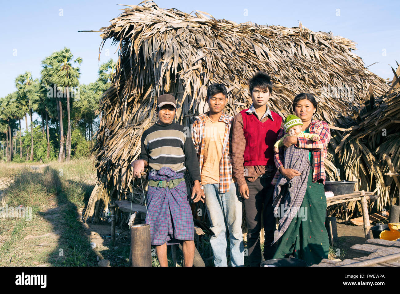 Palme Toddy Landwirte außerhalb der eigenen Wohnung, Dawei, Yot, Myanmar, Südostasien Stockfoto