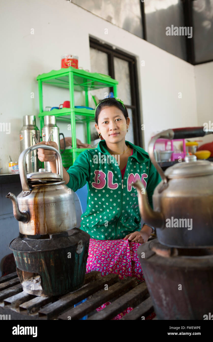 Einheimische Frau, die Zubereitung von Tee in einem riesigen Kessel, Mandalay, Myanmar, Südostasien Stockfoto