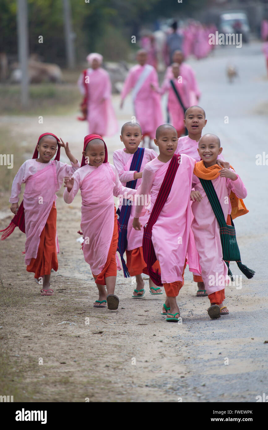 Buddhistische Nonnen in traditionellen Gewändern, Mandalay, Myanmar, Südostasien Stockfoto