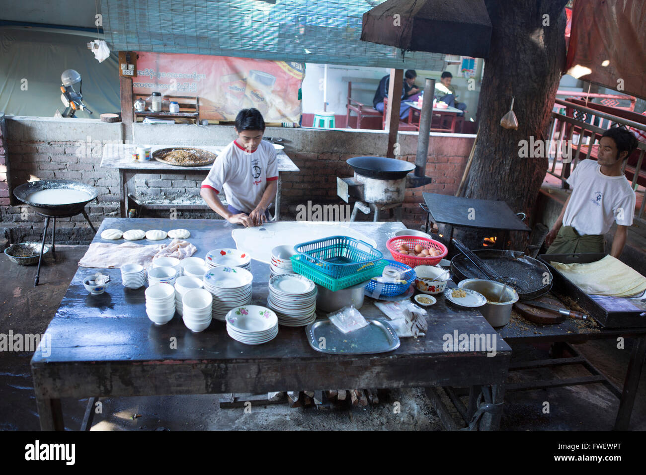 Koch, die Herstellung von burmesischen Brot in einer Restaurant-Küche, Mandalay, Myanmar, Südostasien Stockfoto