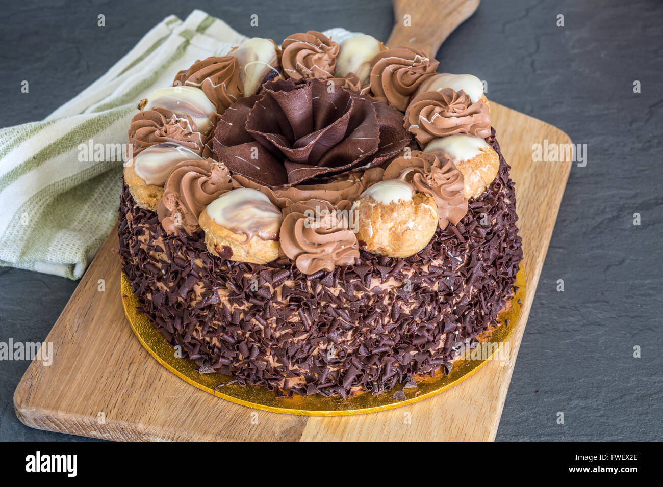 Großen Schokoladenkuchen mit profiteroles Stockfoto