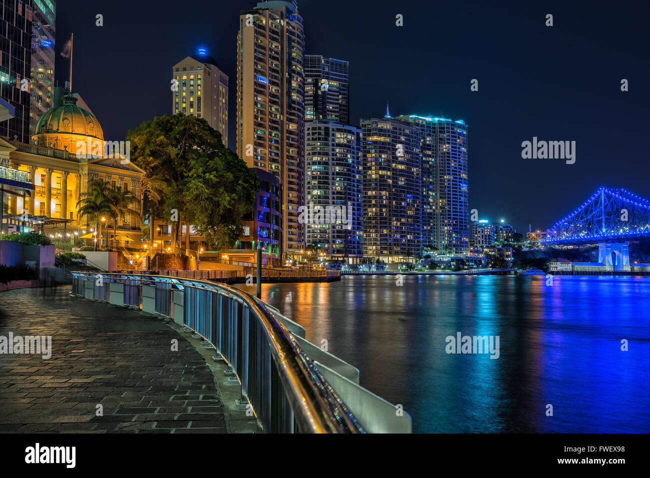 Brisbane Wasser vorne mit der Story Bridge im Blick Stockfoto