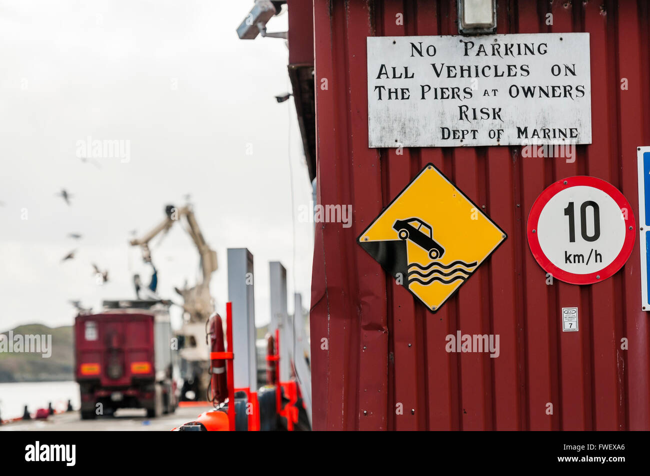 Warnzeichen bei Fahrzeughalter eine Hafen-Warnung über die Gefahren des Nehmens Fahrzeuge auf Pfeilern. Stockfoto