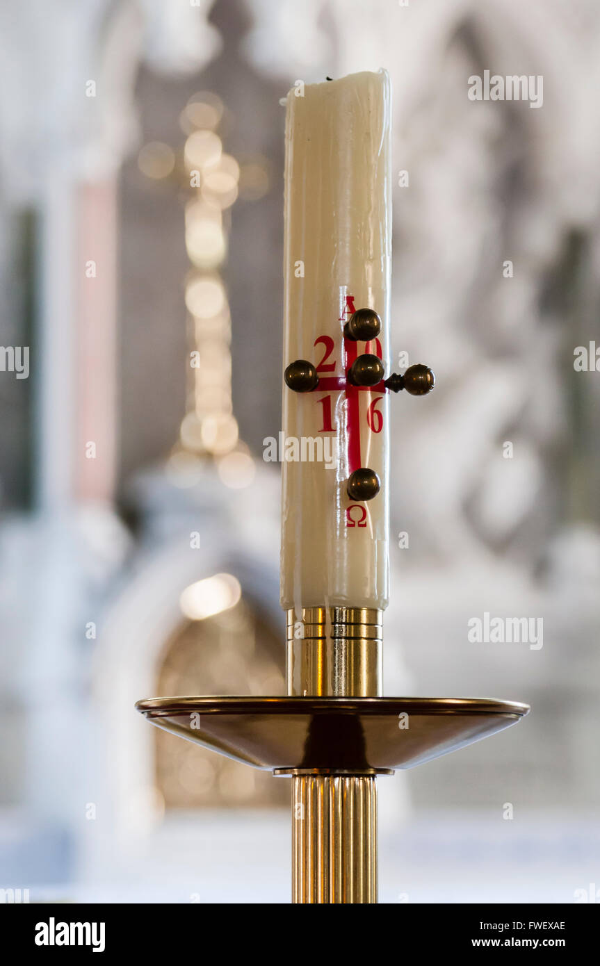 Kirche Kerze mit einem Kreuz, 2016 und der griechische Buchstabe Omega. Stockfoto