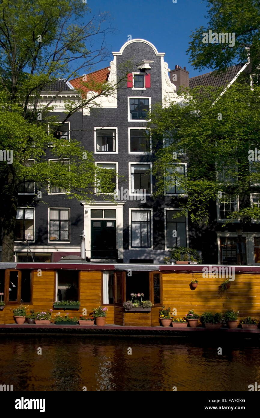 Blick vom Hinterhaus (Anne Frank) auf den Hausbooten an der Prinsengracht in Amsterdam, Niederlande Stockfoto