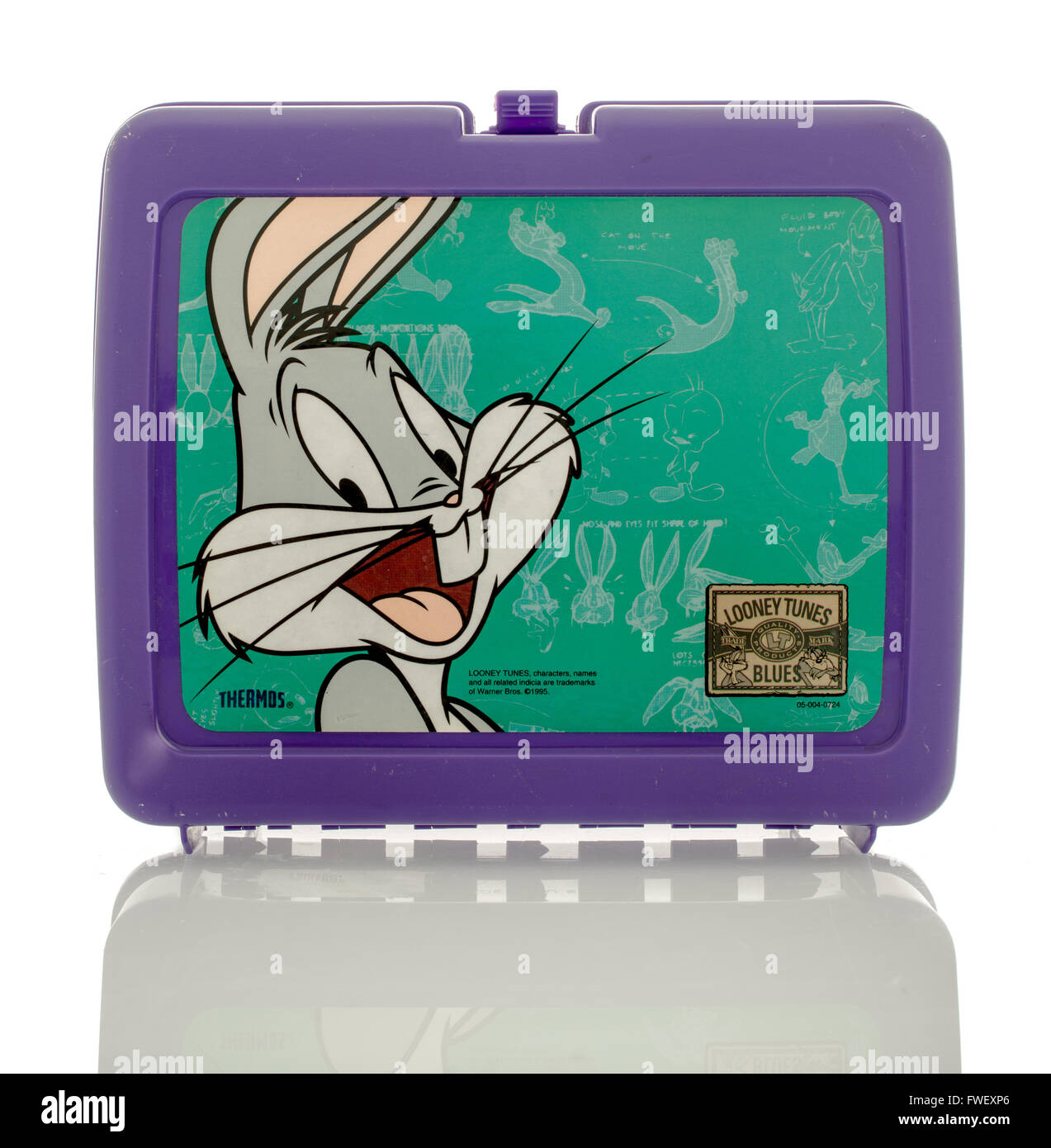 Winneconne, WI - 1April 2016: Kunststoff Lunch-Box aus dem Jahr 1980 ist von den looney Tunes Bugs Bunny featuring. Stockfoto