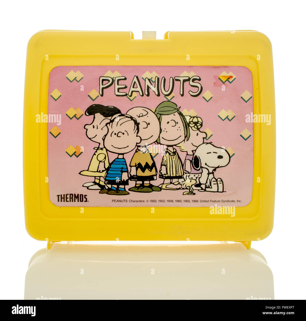 Winneconne, WI - 1April 2016: Kunststoff Brotdose aus der 1980 die Erdnüsse featuring.  Ein berühmter Comic-Strip, die Zeichen enthalten Stockfoto