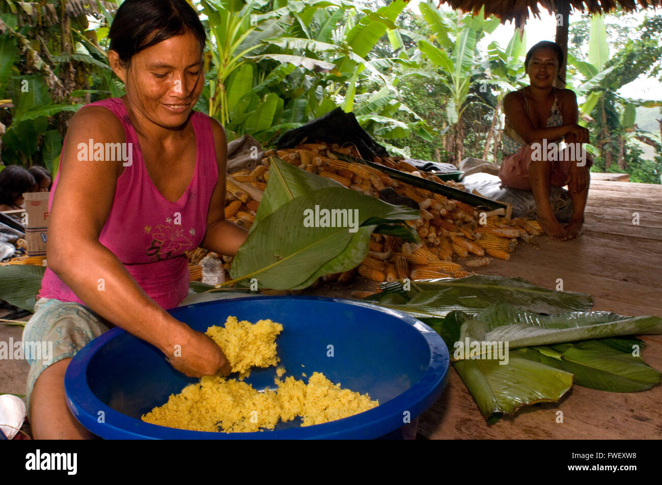 Frau Vorbereitung Juanes Tamales Reis und Huhn nach traditionellen Verfahren in Timicuro ich, Iqutios peruanischen Amazonas, Loreto, Peru. Stockfoto