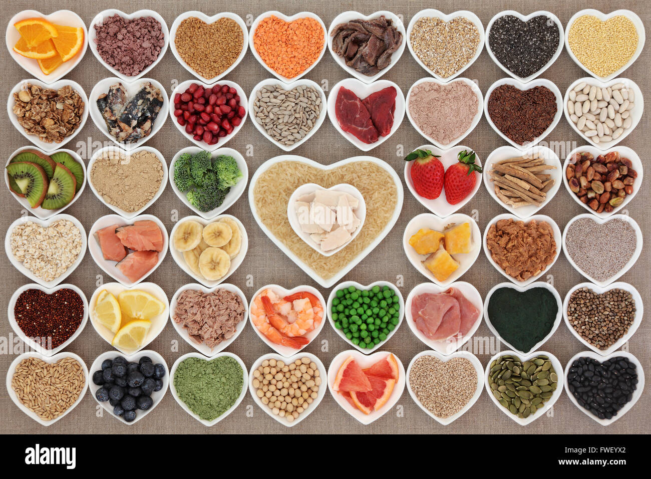 Großen Gesundheit und Bodybuilding proteinreichen super Essen im Herzen geformte Schalen. Stockfoto
