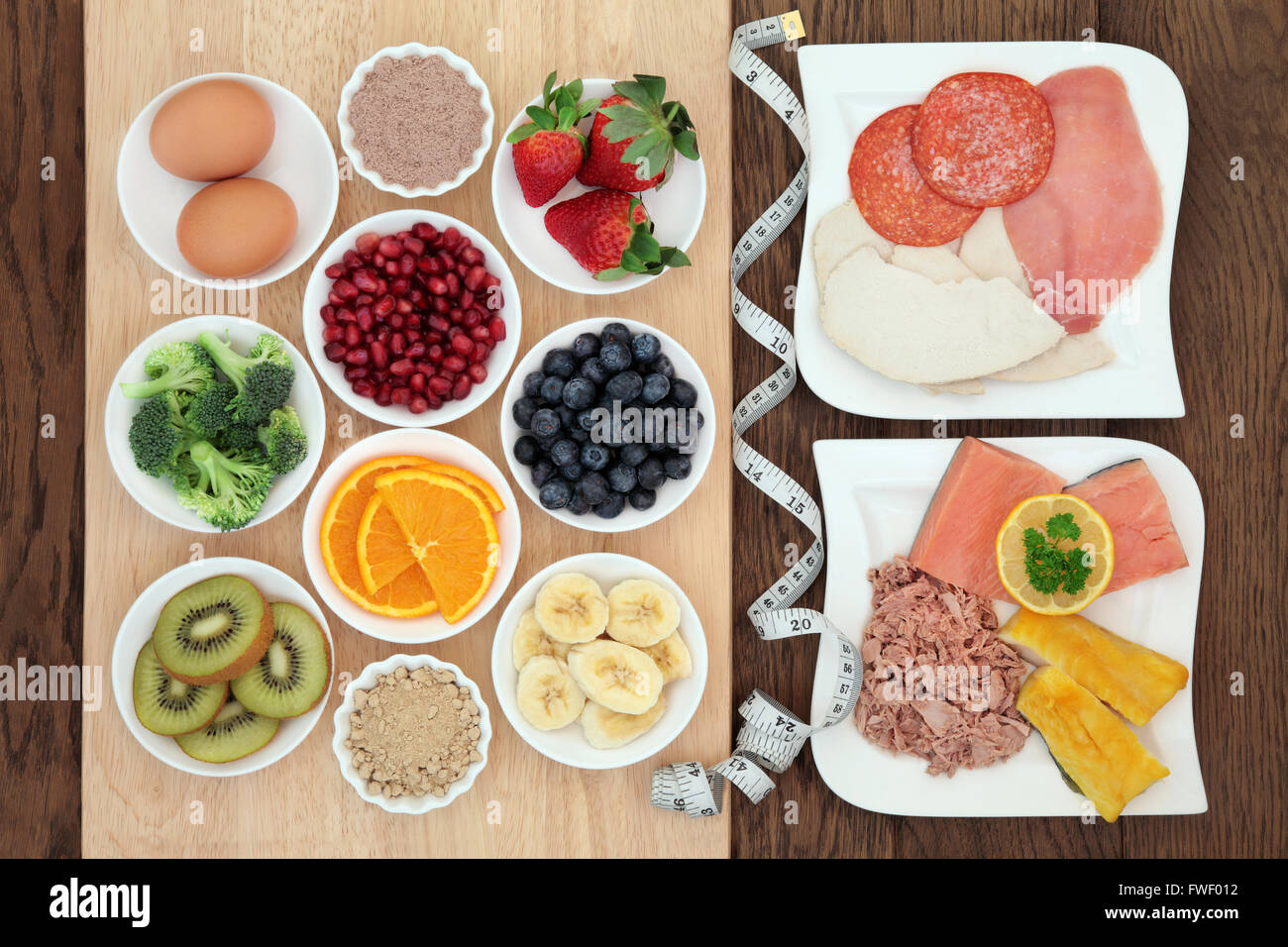 Hohen Protein-super Essen-Diät von Fleisch, Fisch und Eiern, mit Obst-, Gemüse- und Acai Berry und Maca Ergänzung Pulver. Stockfoto
