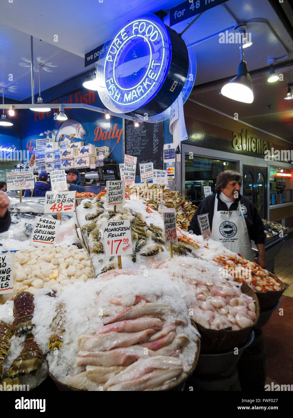 Frischer Fisch und Meeresfrüchte am Pike Place Market. Seattle, Washington, USA. Stockfoto