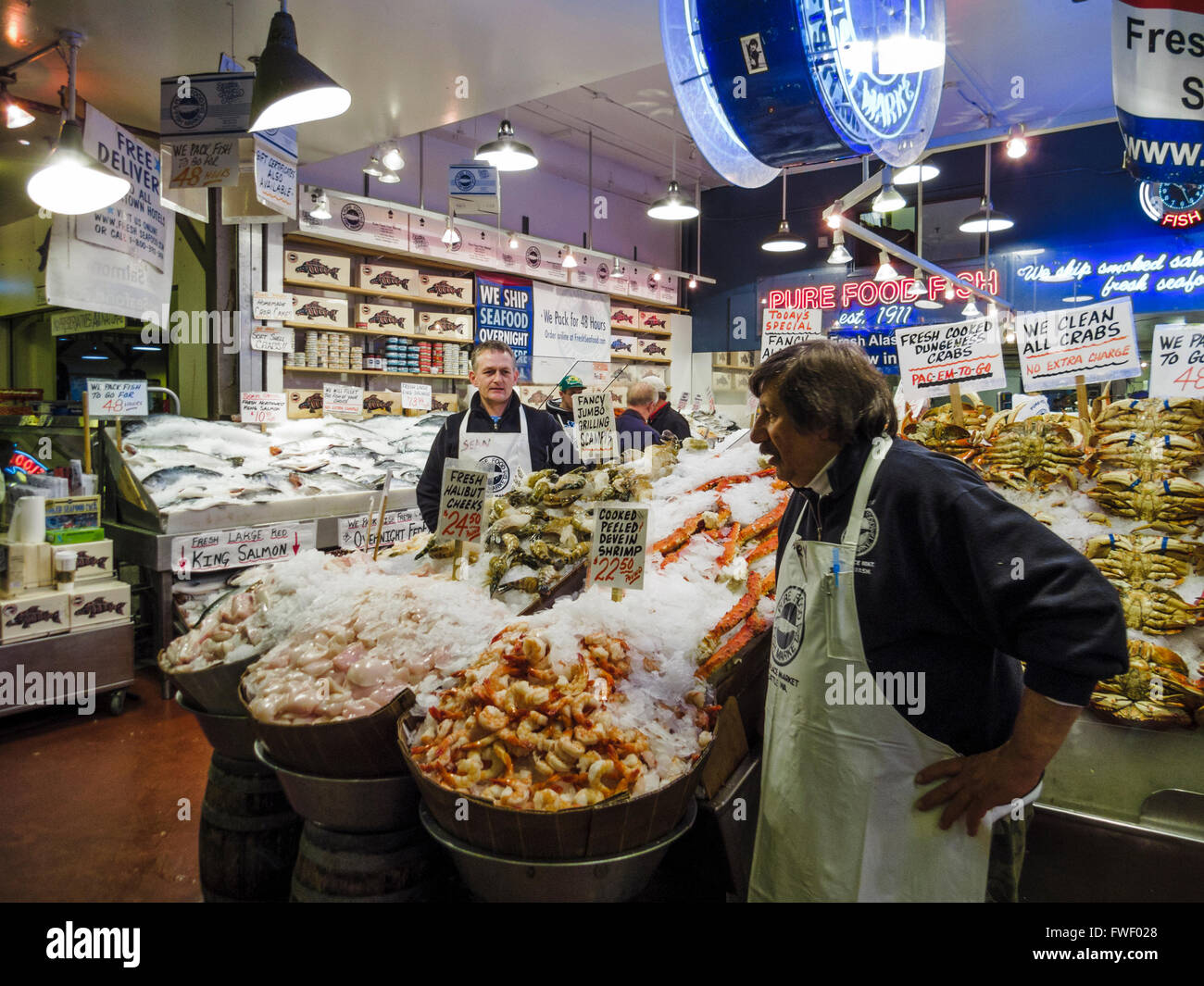Frischer Fisch und Meeresfrüchte am Pike Place Market. Seattle, Washington, USA. Stockfoto