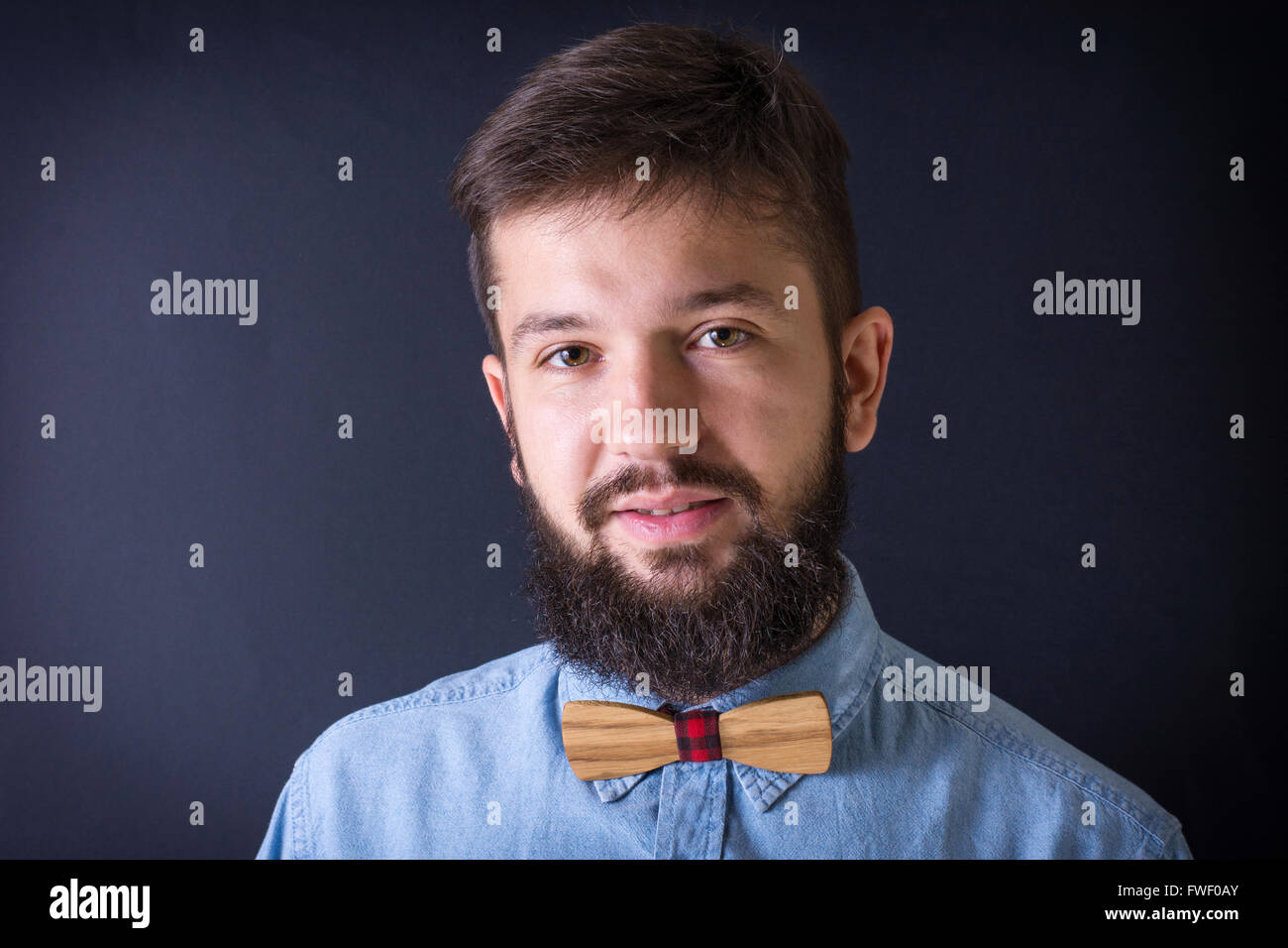 Porträt des bärtigen Mann trägt ein blaues Hemd Stockfoto