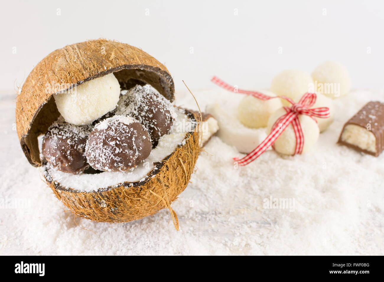 Frische Kokosnuss und hausgemachtes Kokosnuss-Cookies auf geerdeten Kokosnuss Stockfoto