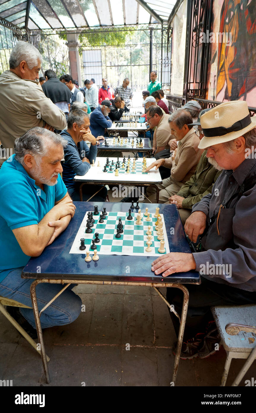 Ältere Hispanic mexikanischen Männer spielen Schach in Mexico City, Mexiko Stockfoto