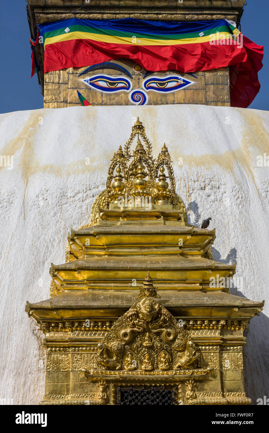 Nepal, Kathmandu, Swayambhunath.  Der allsehende Augen des Buddha überwachen einen buddhistischen Schrein unterhalb der Stupa. Stockfoto