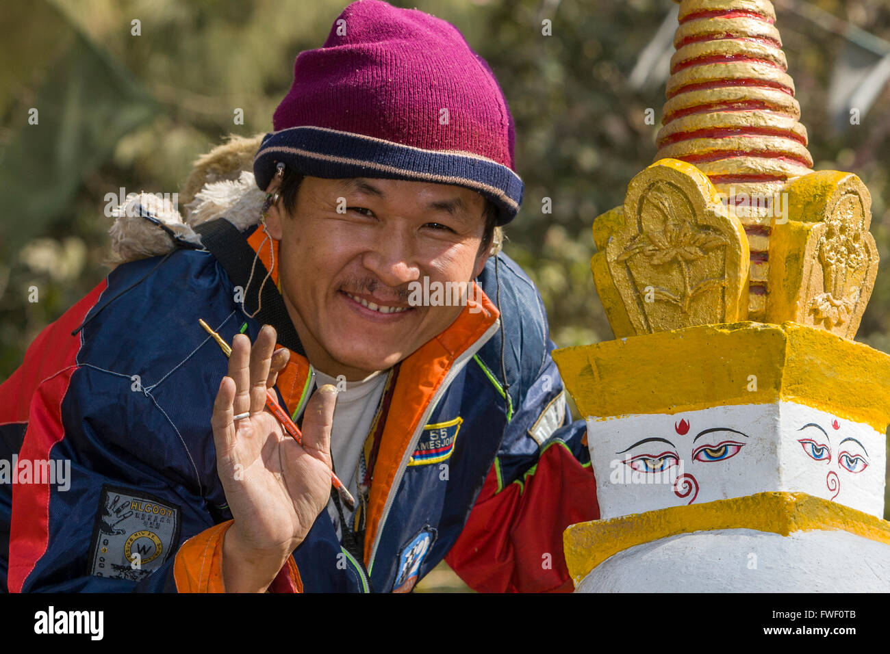 Nepal, Kathmandu, Swayambhunath.  Künstler malen alles sehenden Augen Buddhas auf Miniatur-Stupas, die Mauer um den Stupa zu verzieren. Stockfoto