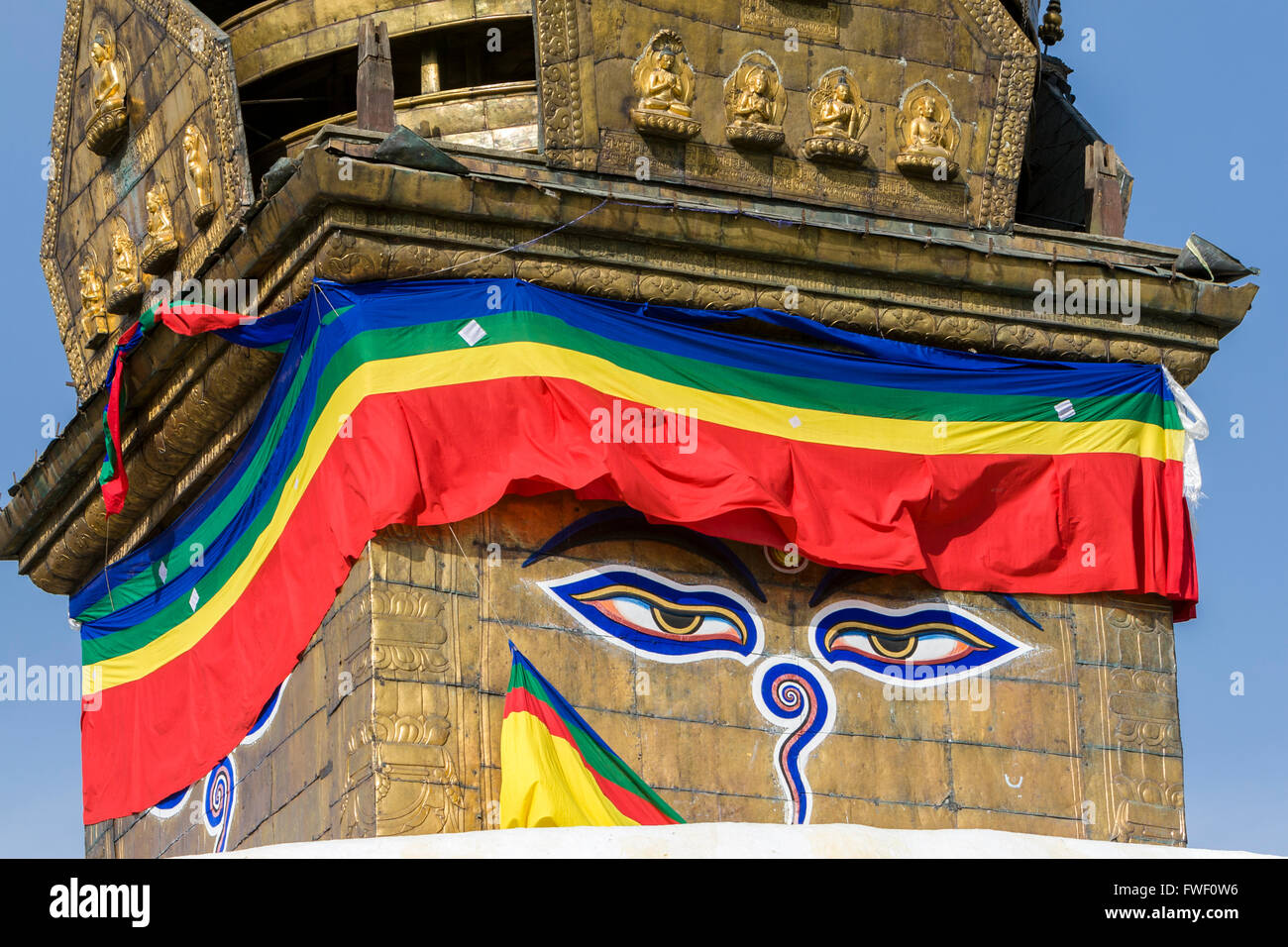 Nepal, Kathmandu, Swayambhunath.  Die All-Seeing Augen der Buddha blicken von oben der Stupa von Swayambhunath. Stockfoto