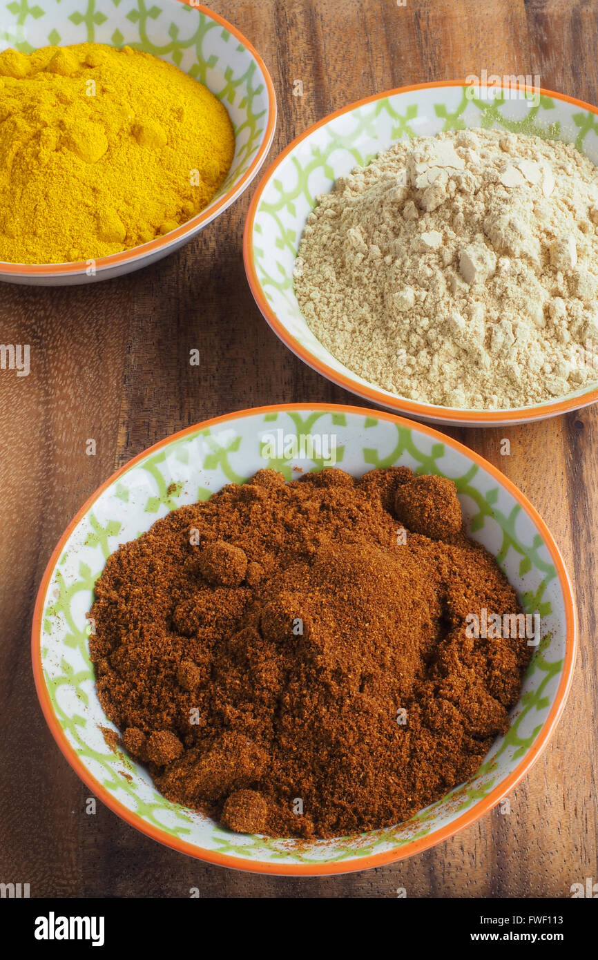 Gemahlene Gewürze in Schalen Stockfoto