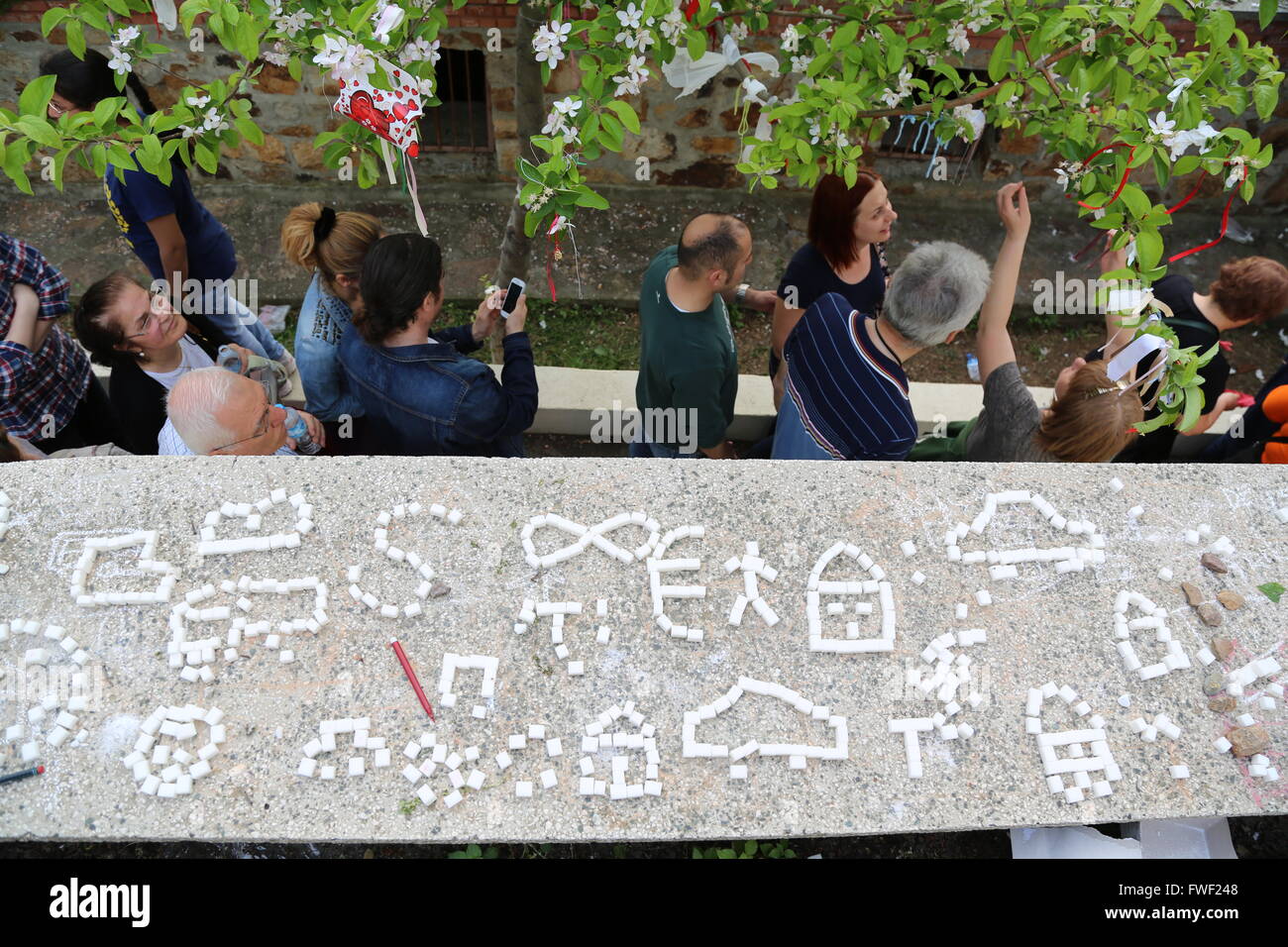 Istanbul: Muslime im Saint George Monastery - 23.04.2014 - Türkei / Istanbul / Buyukada - Pilger und votive Formen Dra Stockfoto