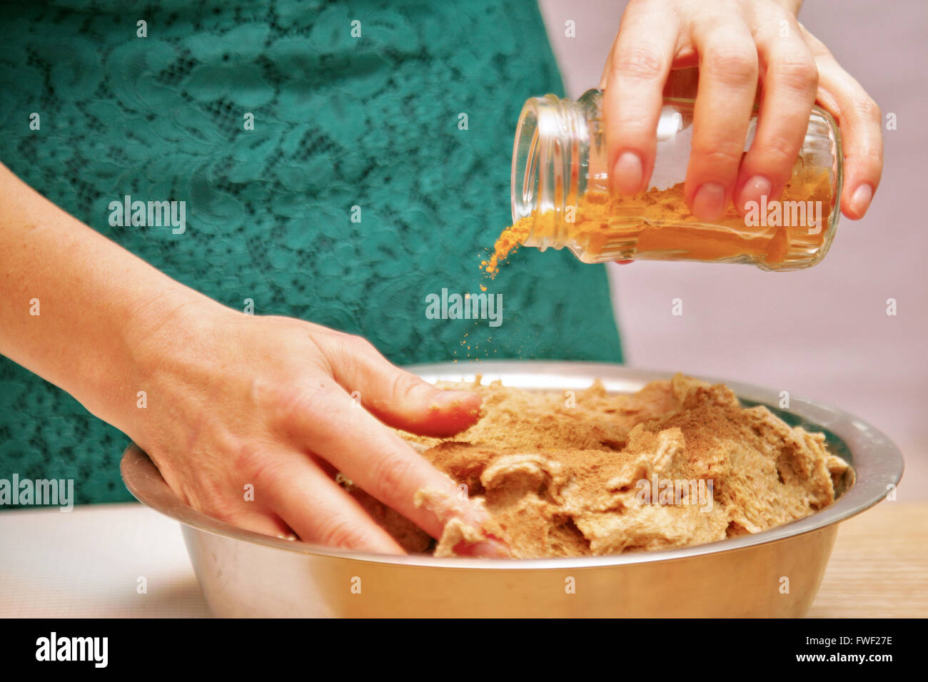 Herstellung von Brot kneten, Teig, Brötchen Stockfoto