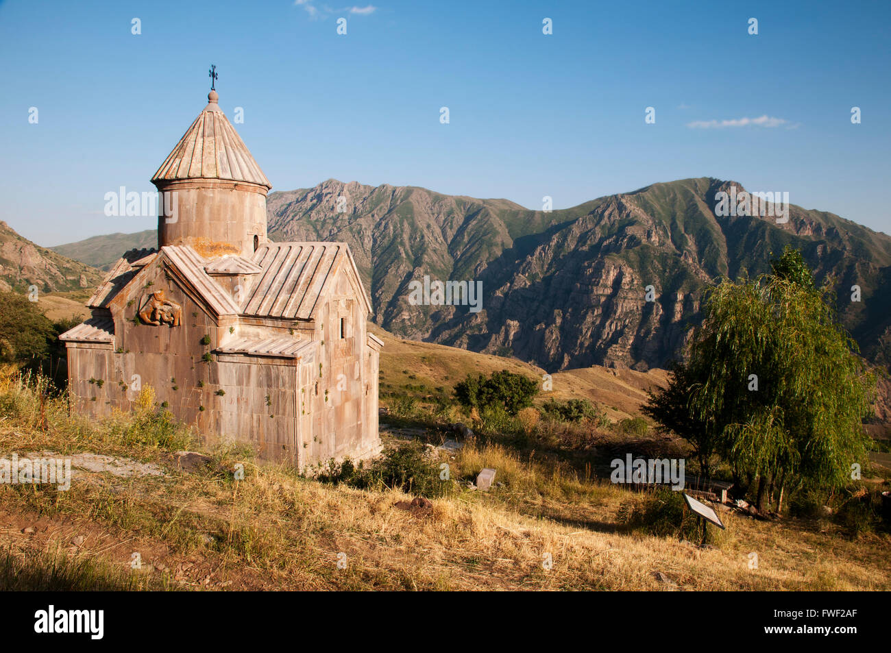 Tsakhats Kar ist eine Klosteranlage, die entlang den Berg Ausläufern mit Blick auf den Yeghegis-Fluss gelegen. Stockfoto