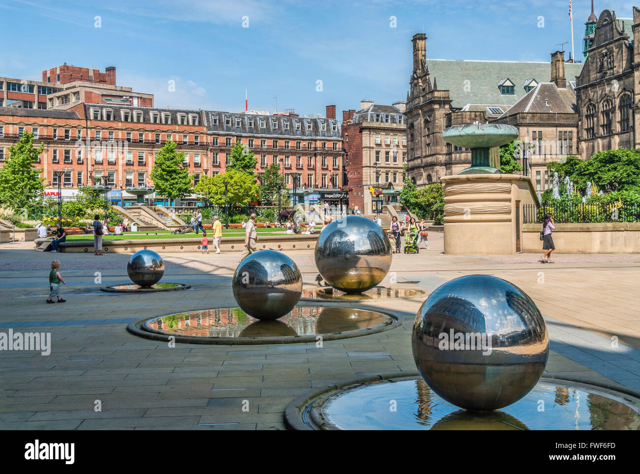 Moderne Kunstwerke vor der Sheffield Town Hall, England, UK Stockfoto