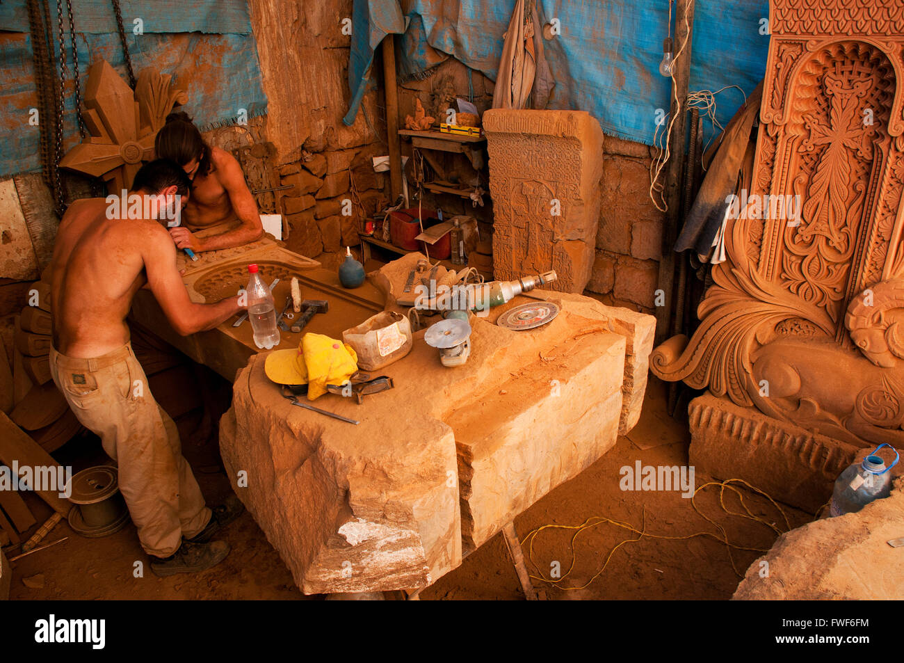 YEREVAN, Armenien - 6. August 2011: Zwei Künstler schaffen traditionell geschnitzte armenischen Khachkhar in ihrer Werkstatt am 6. August Stockfoto