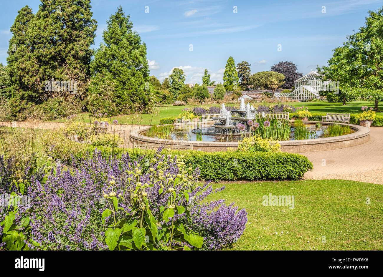 Brunnen im Botanischen Garten der Cambridge University, England Stockfoto