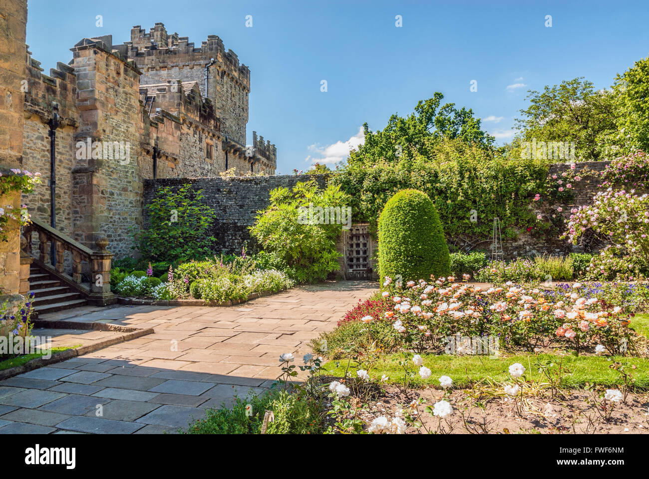 Rosengarten in der Norman Schloss Haddon Hall in der Nähe von Bakewell, Derbyshire, England Stockfoto