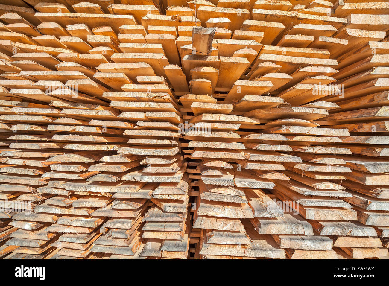 Stapel von groben Holzbretter im Holzlager. Stockfoto