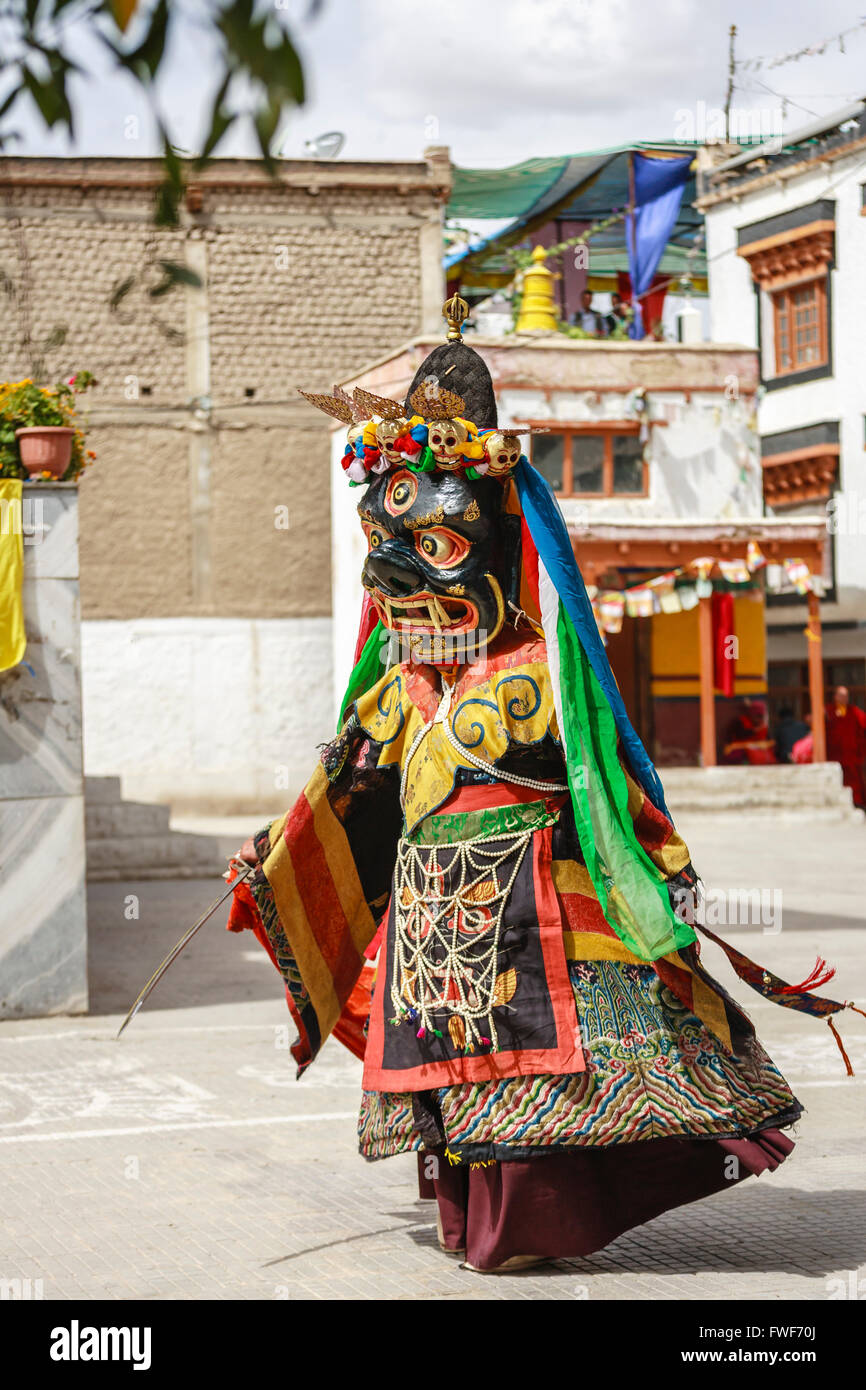 Eine nicht identifizierte buddhistischen Lamas gekleidet in mystische Maske Tsam Geheimnis Tanz in der Zeit des Yuru Kabgyat buddhistischen Festivals Stockfoto