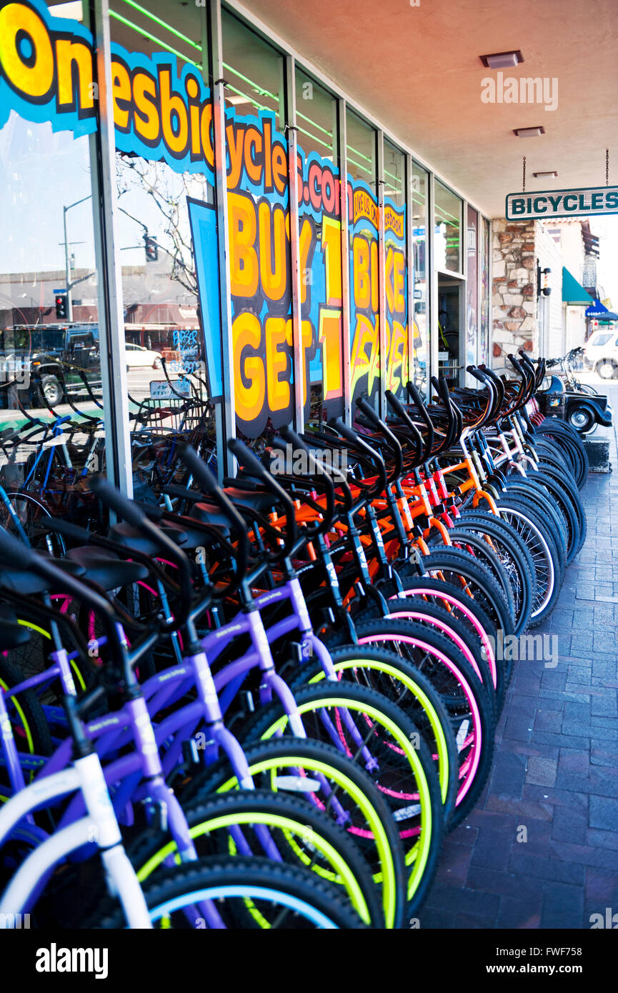 Fahrradladen mit Fahrrädern aufgereiht vor Geschäft, Long Beach, Kalifornien. Stockfoto