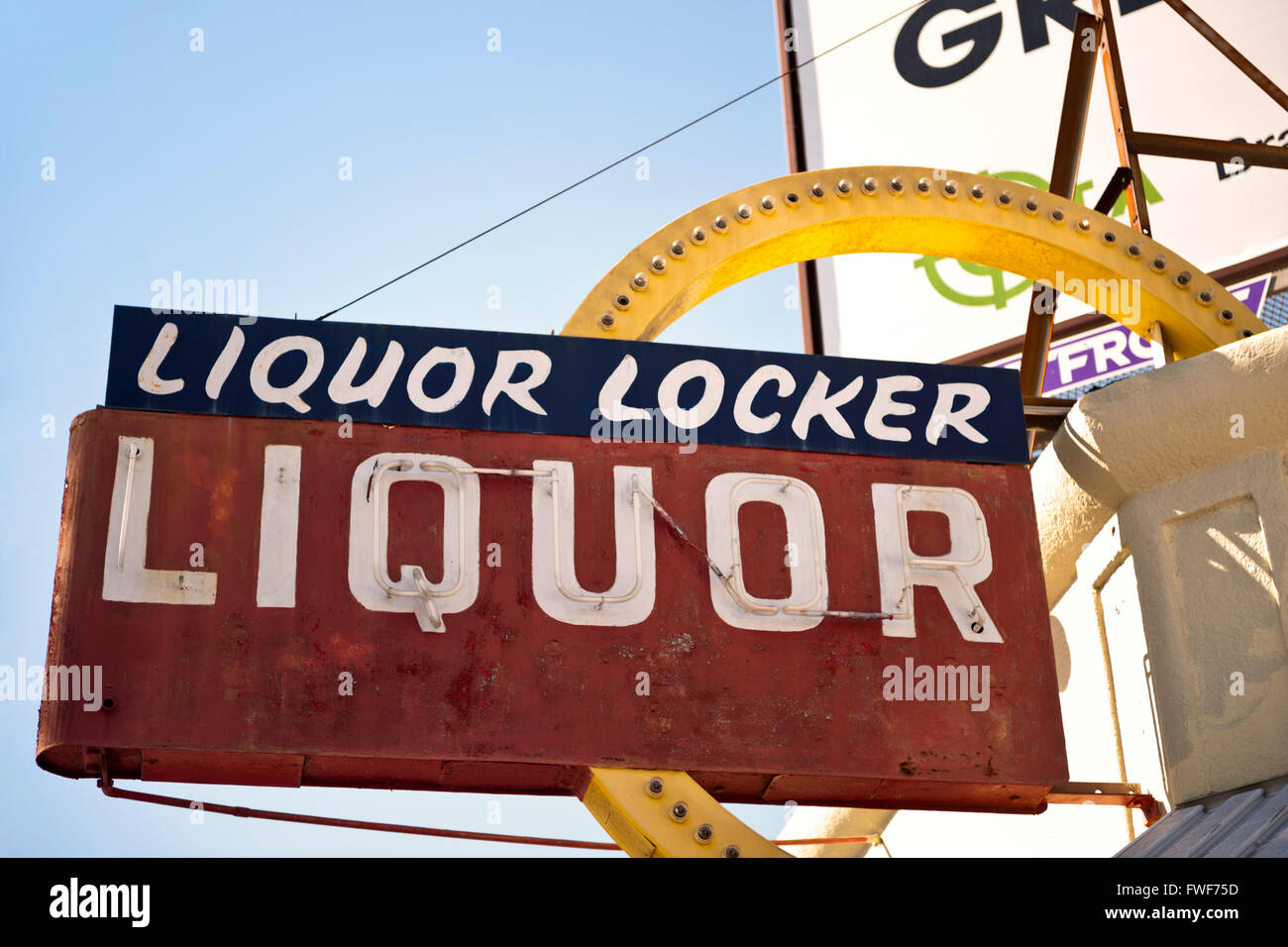 Eine Leuchtreklame für "Schnaps Locker" in Long Beach, Kalifornien Stockfoto