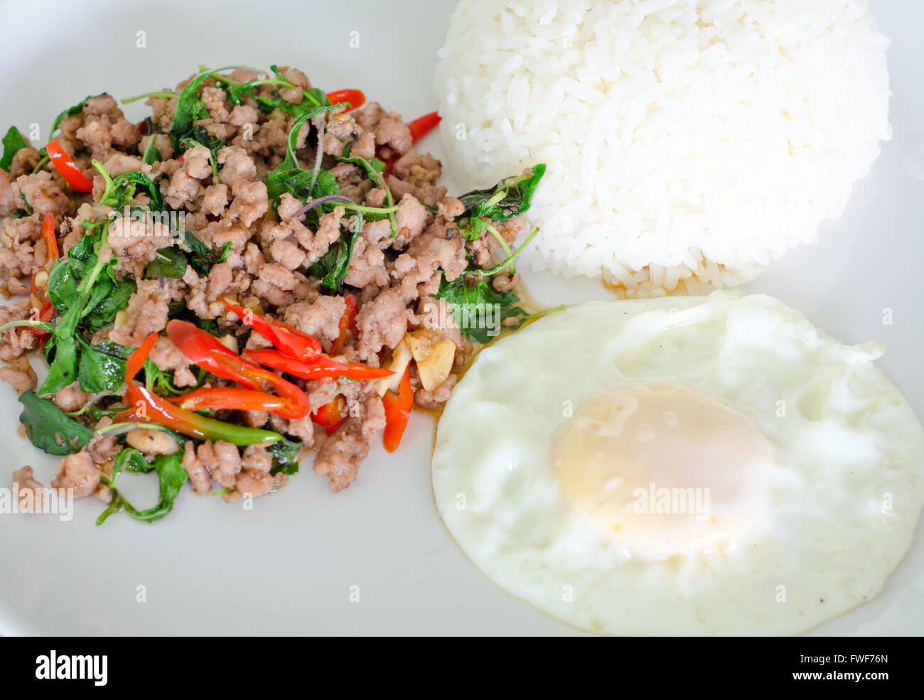 Reis mit gebratenes scharf Schweinefleisch mit Basilikum Stockfoto