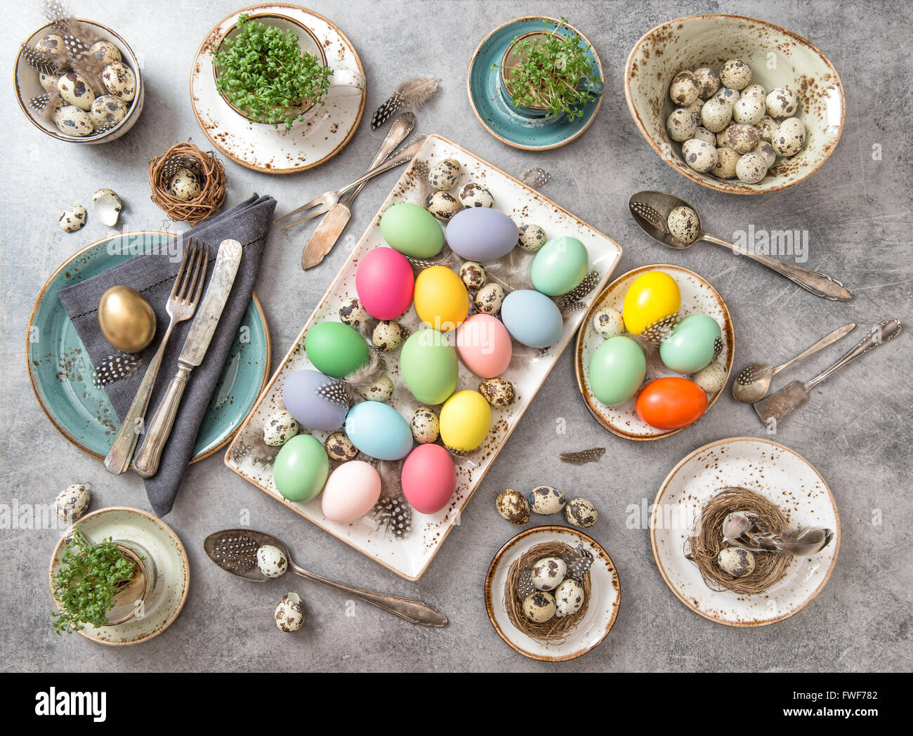 Oster-Deko. Festliche Tischdekoration mit gefärbten Eiern Stockfoto