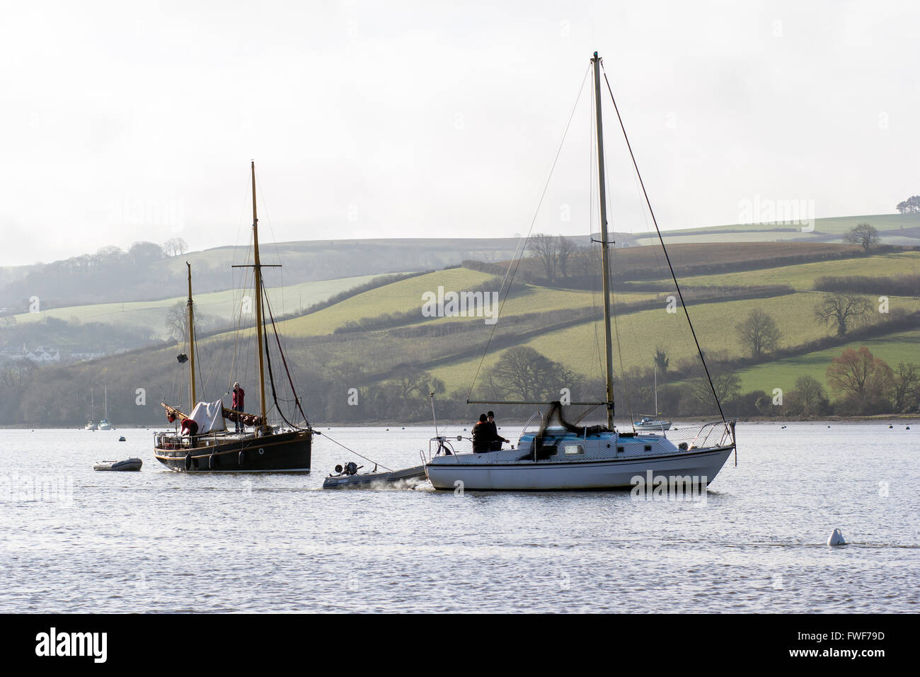 Segeln auf dem Fluss Dart, stoke Boote bei Gabriel mit Dittisham im Hintergrund, Dart River Mündung und der ruhigen Mühle pon Stockfoto