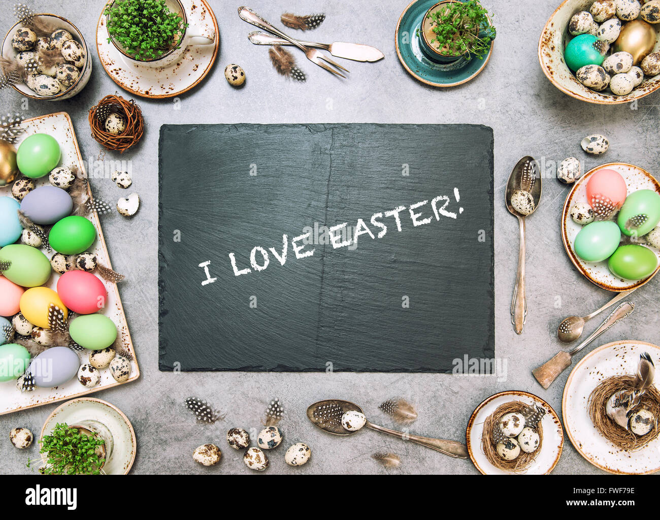 Ostern Tischdekoration mit gefärbten Eiern und Steinplatte. Ferien-Hintergrund. Ich liebe Ostern! Stockfoto
