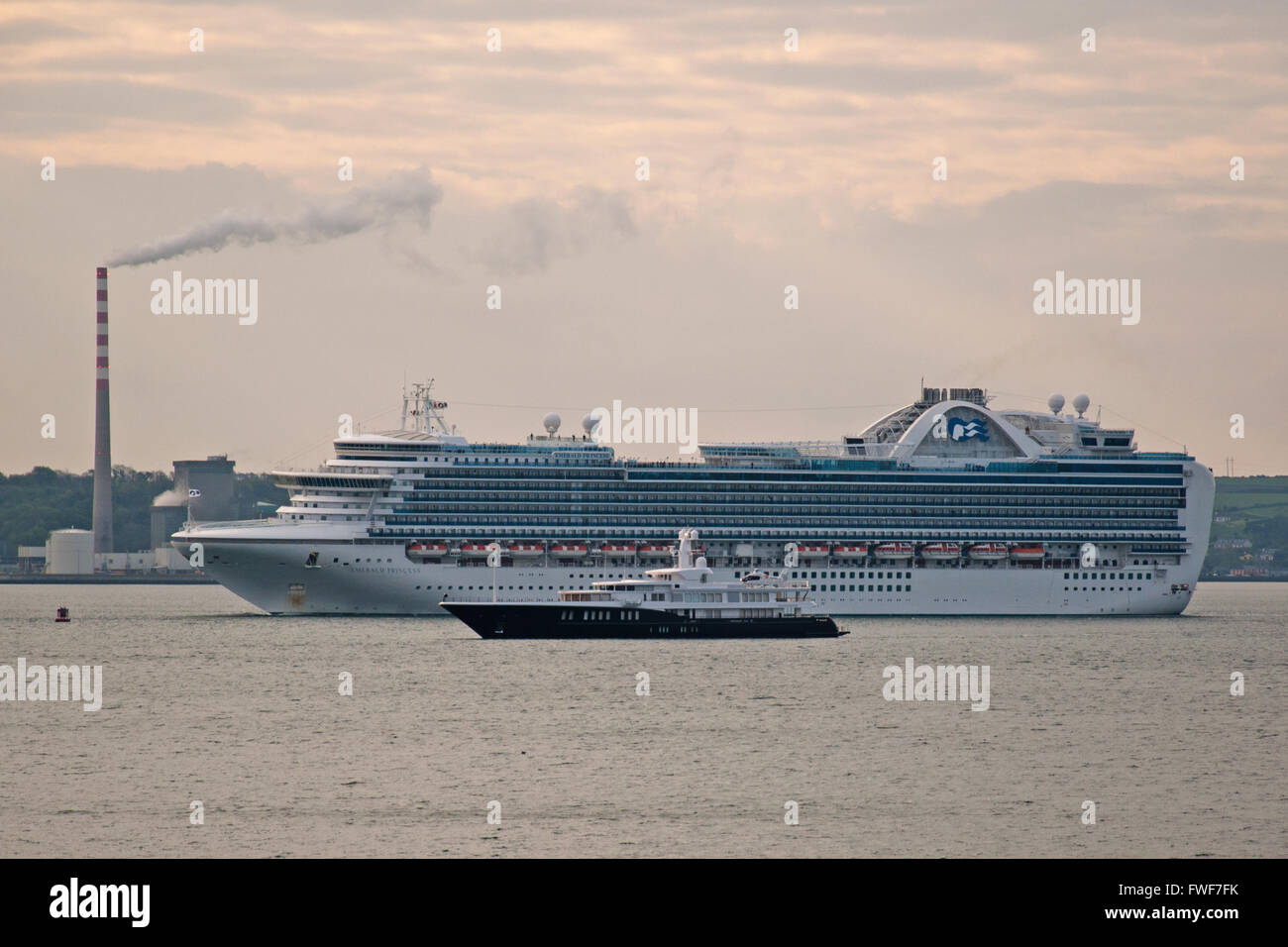 Kreuzfahrtschiff, Emerald Princess, fährt vorbei an Luxus-Yacht, Luft, als sie Cobh Hafen, Co. Cork, Irland betritt. Stockfoto